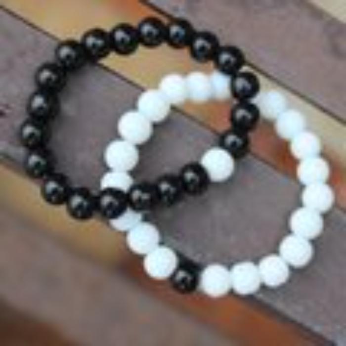 ✨ Couple Bracelets Set – 2pcs 🖤 Black & 🤍 White Beaded Friendship Wristbands (Elastic)