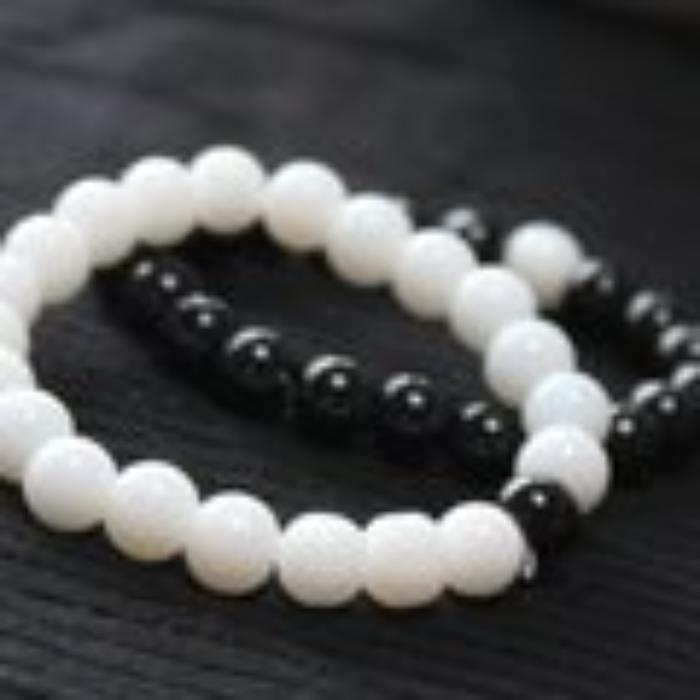 ✨ Couple Bracelets Set – 2pcs 🖤 Black & 🤍 White Beaded Friendship Wristbands (Elastic)